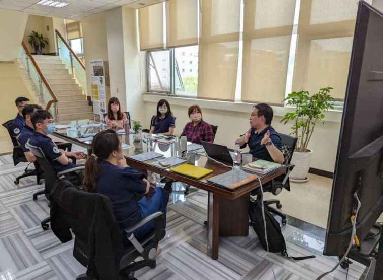 ▲學員修采(右二)將所學運用於職場參與溫室氣體盤查小組會議。（中彰投分署提供）