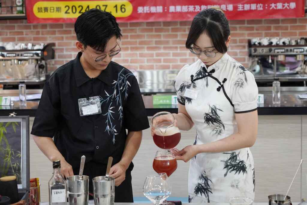 ▲到大葉參賽的選手調製創意飲品。(大葉大學提供)