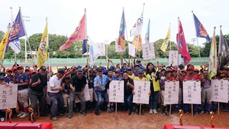 ▲林世賢市長偕市民代表會主席陳文賓等人與來自全國各地少棒好手相見歡。（記者林明佑攝）