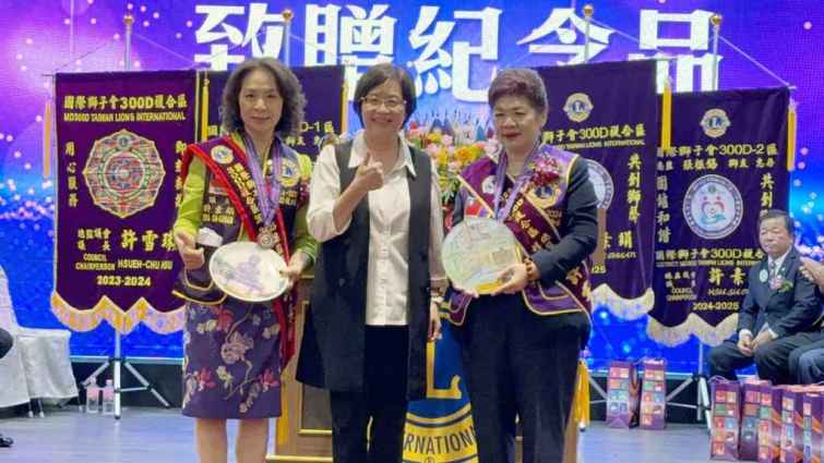 ▲彰化縣長王惠美致贈新卸任議長紀念品。（記者林明佑攝）