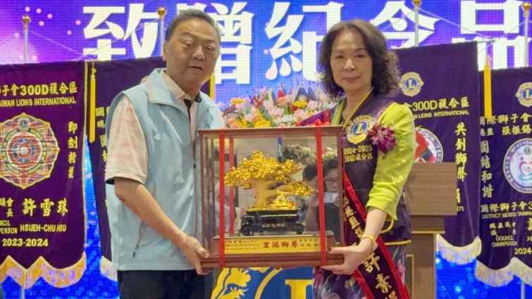 ▲員林市長游振雄致贈紀念品於予第四屆總監議會議長許素絹。（記者林明佑攝）