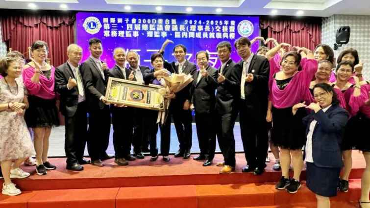 ▲寶藏獅子會會長謝忠儒致贈紀念品予第三屆總監議會議長許雪珠。（記者林明佑攝）