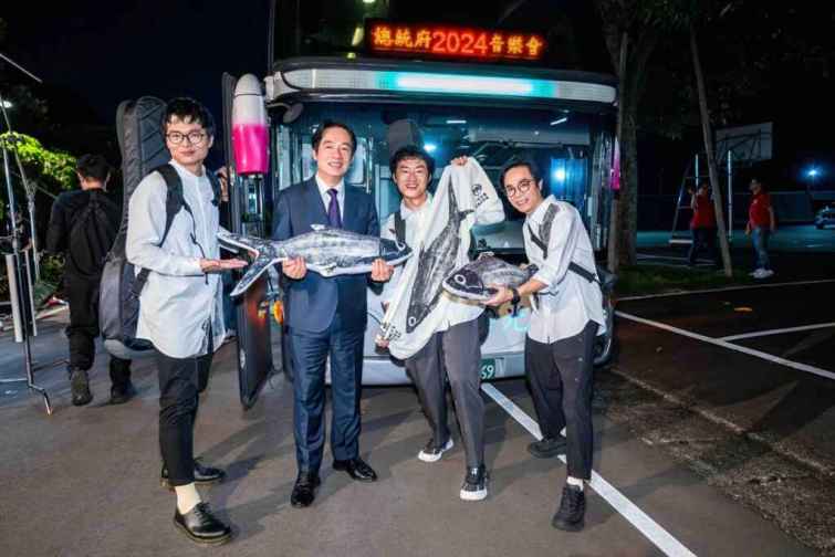 ▲總統賴清德上任後第一場總統府音樂會，為此他也抓緊時間與壓軸卡司——雙金樂團拍謝少年合體拍攝活動VCR。（文化總會提供 ）
