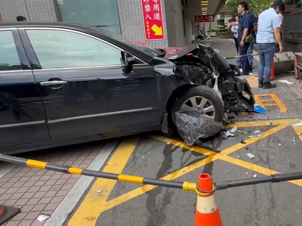 5月孕婦疑開車暴衝 急診室前撞2行人急救中 256 cnews204240716a01