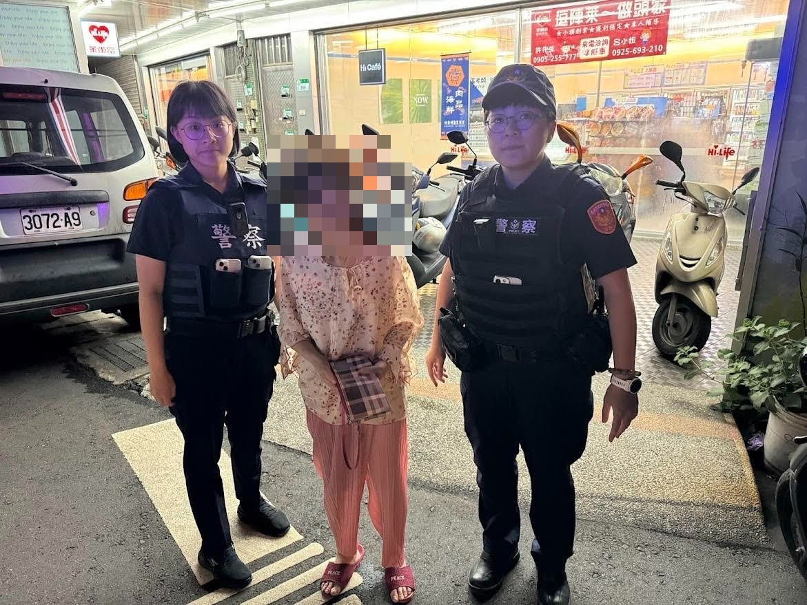 北投分局大屯派出所警員曾國威、實習生盧蓁、警員揚婉君協助走失的老婦平安返家,並以警車護送。(記者薛秀蓮翻攝)