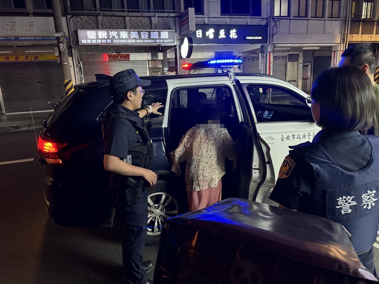 北投分局大屯派出所警員曾國威、實習生盧蓁、警員揚婉君協助走失的老婦平安返家,並以警車護送。(記者薛秀蓮翻攝)