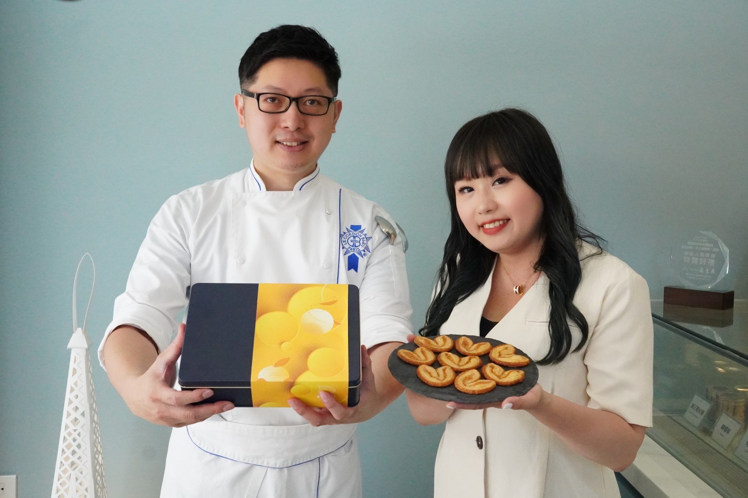 薔薇森林法國巴黎甜點藍帶主廚(左)推出法式手工餅乾「全新中秋限定禮盒」。(薔薇森林提供)