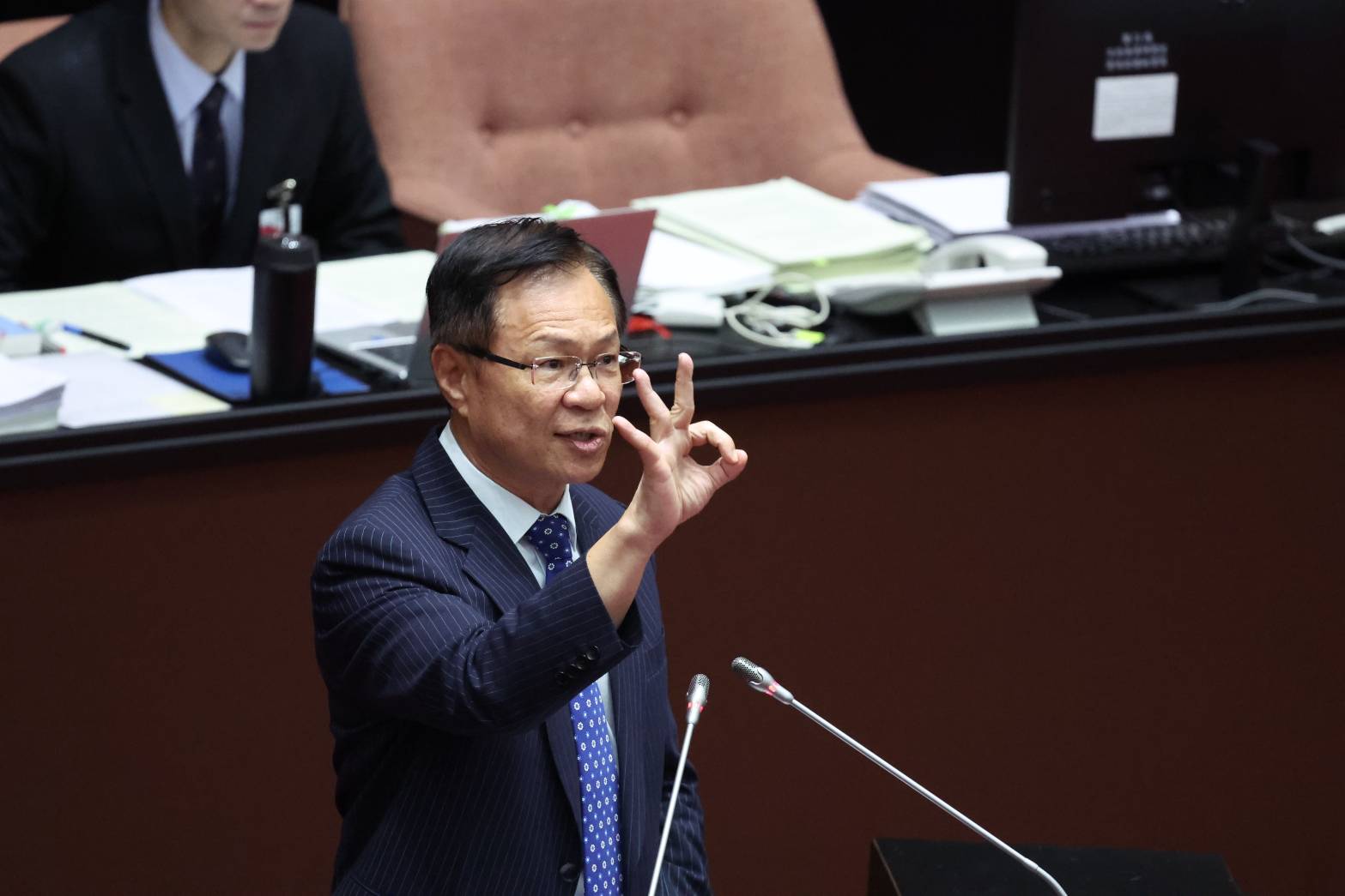 台灣民眾黨團版「電業法」第49條修正案提案人張啟楷在院會說明。(圖/張啟楷國會辦公室)