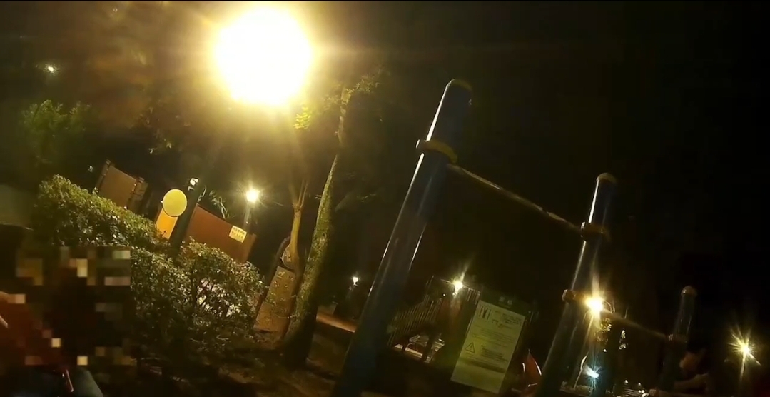 陳姓男子在文山第一分局前人行道施放鞭炮後迅速離去。（記者黃荷琇 翻攝）