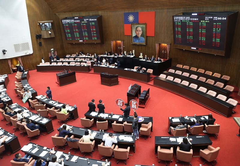 在藍白立委聯手下,立法院16日下午通過決議,邀請賴總統到國會報告並答詢。圖/中央社