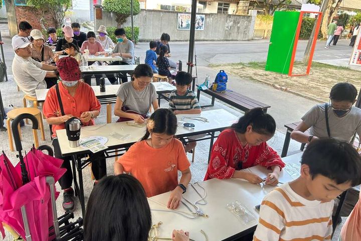 「藝同 FUN 暑假」活動推出皮革、植栽等百場手作體驗,此為永生花編織體驗。 圖:台中市政府勞工局/提供