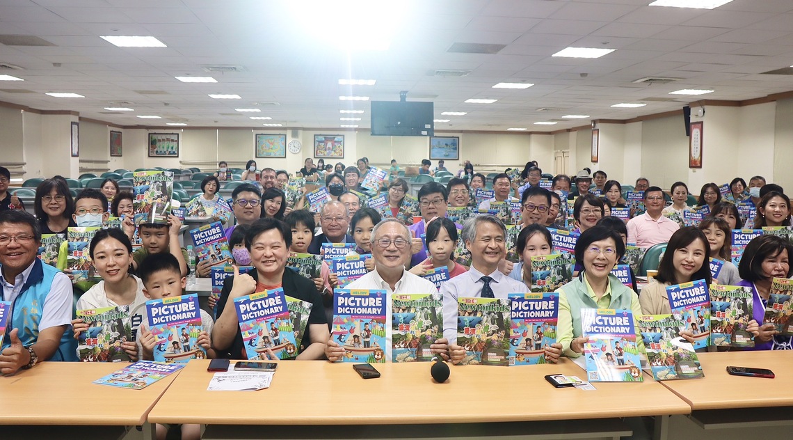 漾新聞|知名企業家李宗銘與黃崇城號召捐贈全市小一小二學童圖解英語字典與新小牛頓科學雜誌
