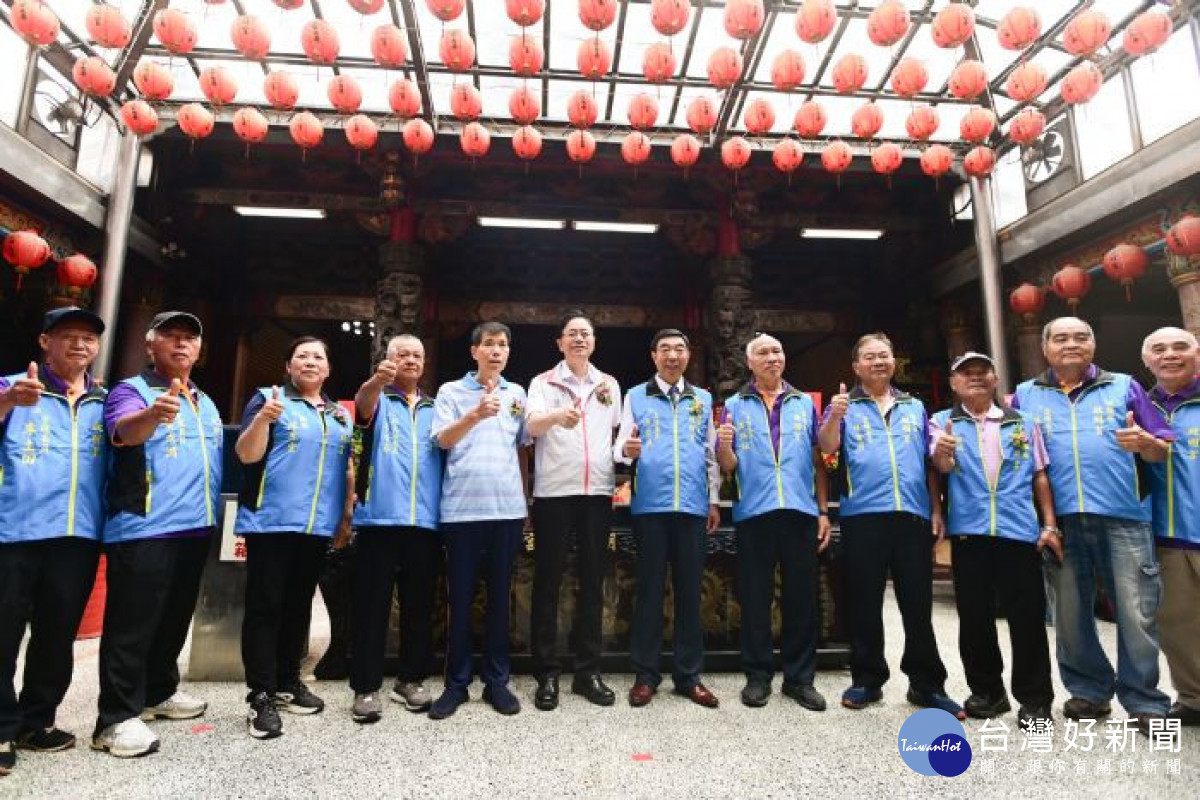 市長與新任主委及全體廟務委員合影留念。<br /><br /> 