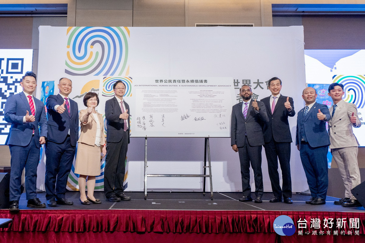 桃園市長張善政和與會嘉賓共同簽署「世界公民責任」倡議書。<br /><br />