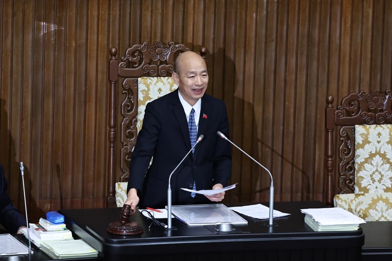 韓國瑜16日深夜敲槌宣布三讀通過新住民基本法後,宣布散會,第11屆第一會期宣告結束。中央社