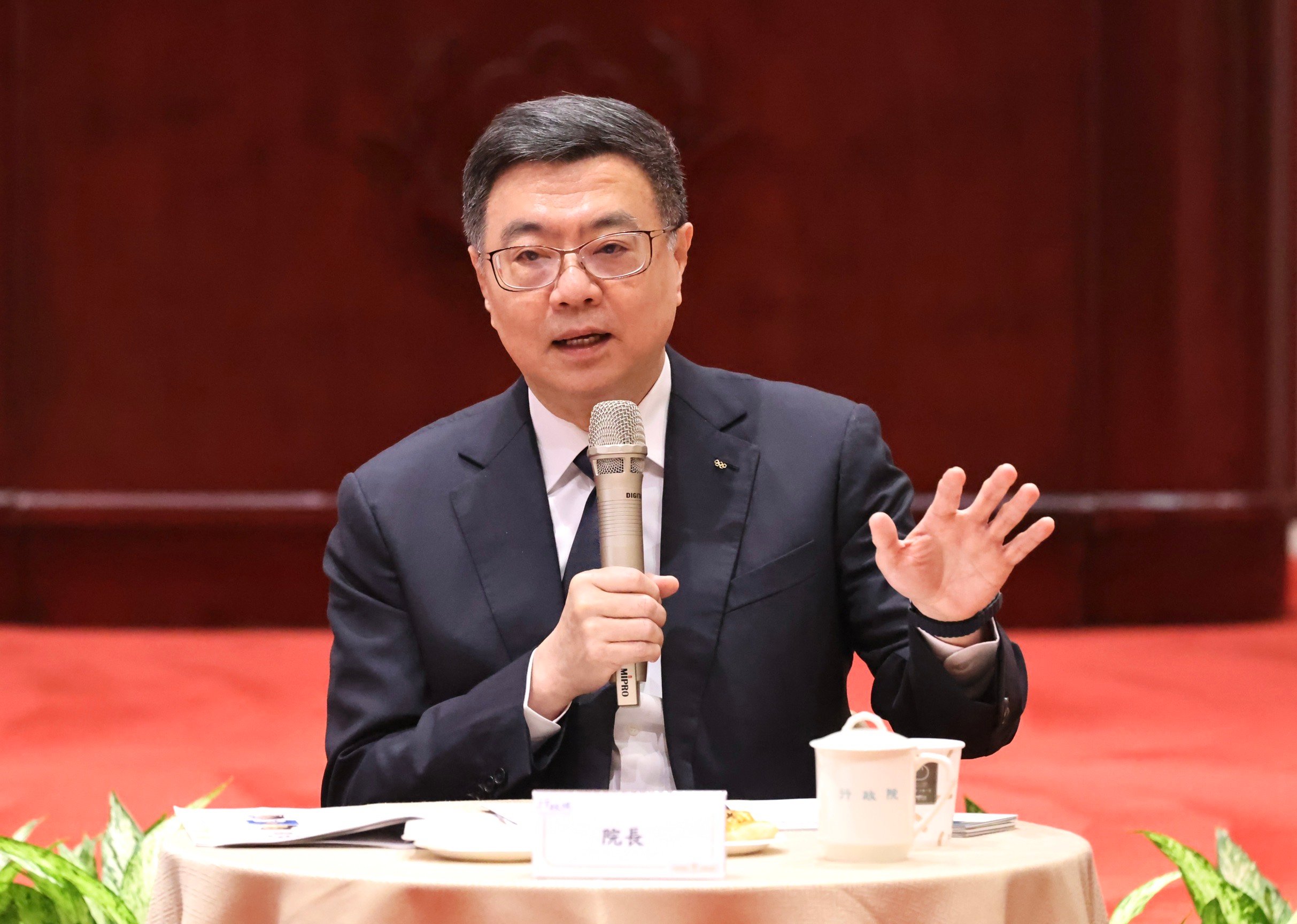 行政院長卓榮泰17日表示,暫時處分尚未出爐,現在所有多餘動作都有違憲之虞,不可能要求總統賴清德在違憲機制下行為。林啟弘攝