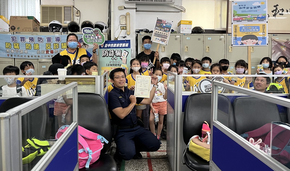 ▲圖說:LIVE互動美語樹義分校學童參訪勤工派出所,員警精心規劃闖關活動 (圖/台中市政府 提供)