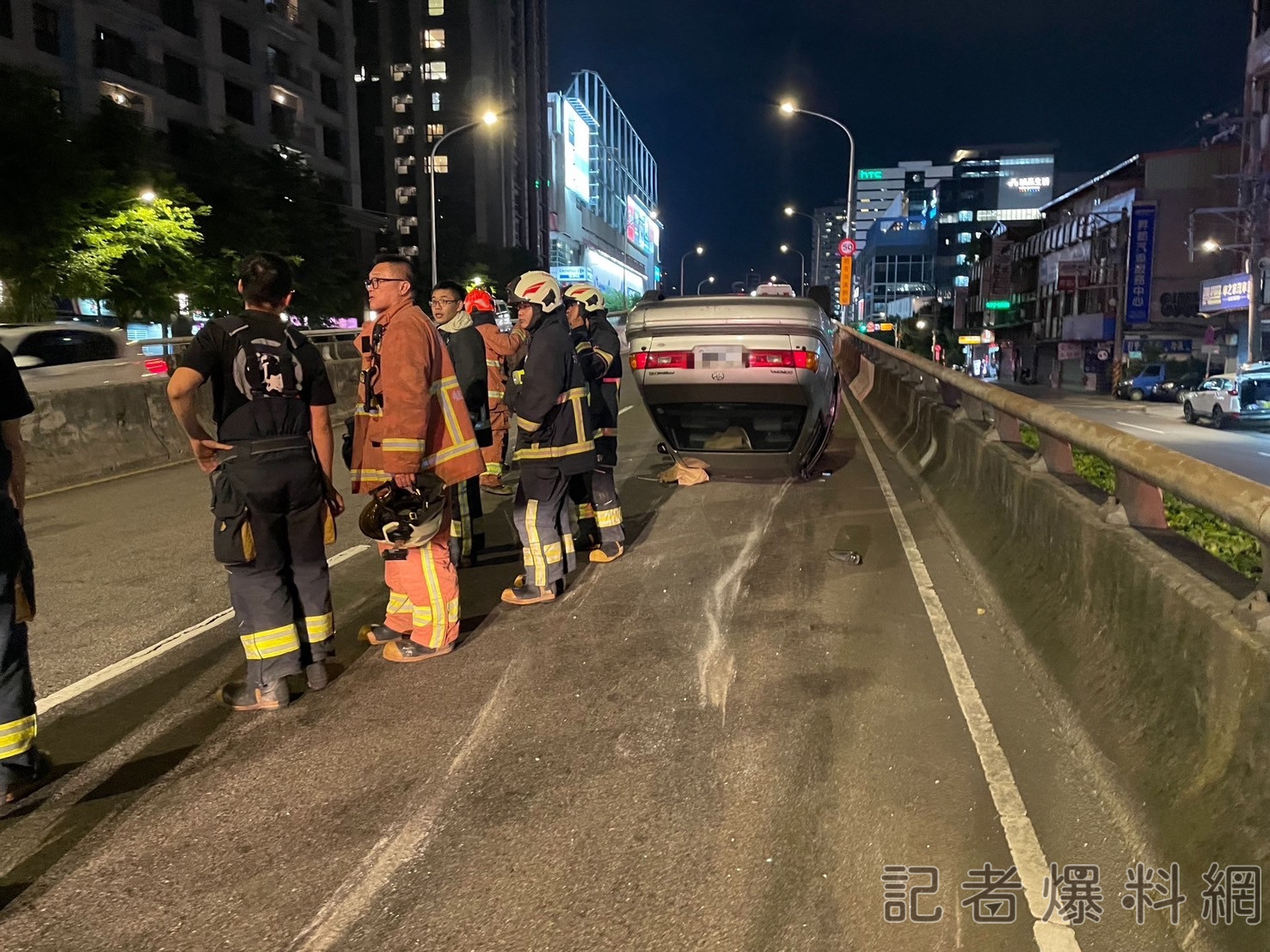 ▲郎男駕車不慎自撞護欄，車輛當場翻覆四輪朝天。（翻攝畫面）