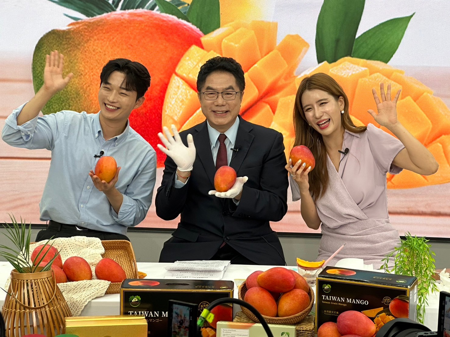 ▲台南市長黃偉哲登上韓國最大直播購物平台Kakao Shopping Live直播銷售芒果(圖/記者王俊勝 翻攝)