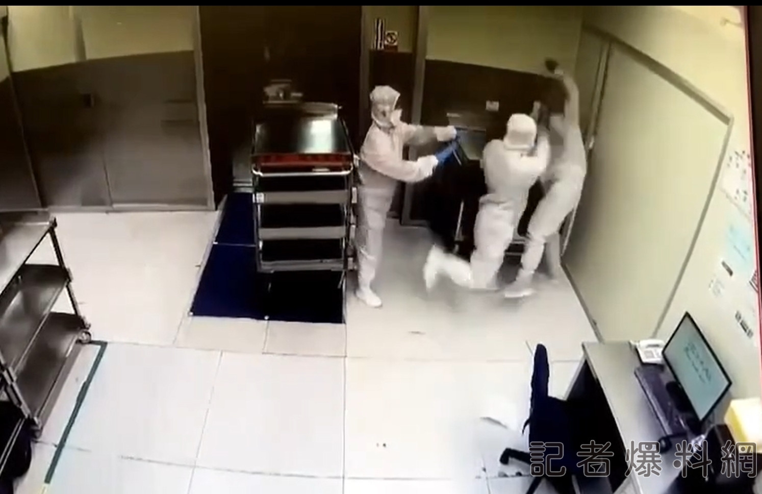 恐怖同事！疑口角竹南電子廠人員 被板凳爆打頭破血流