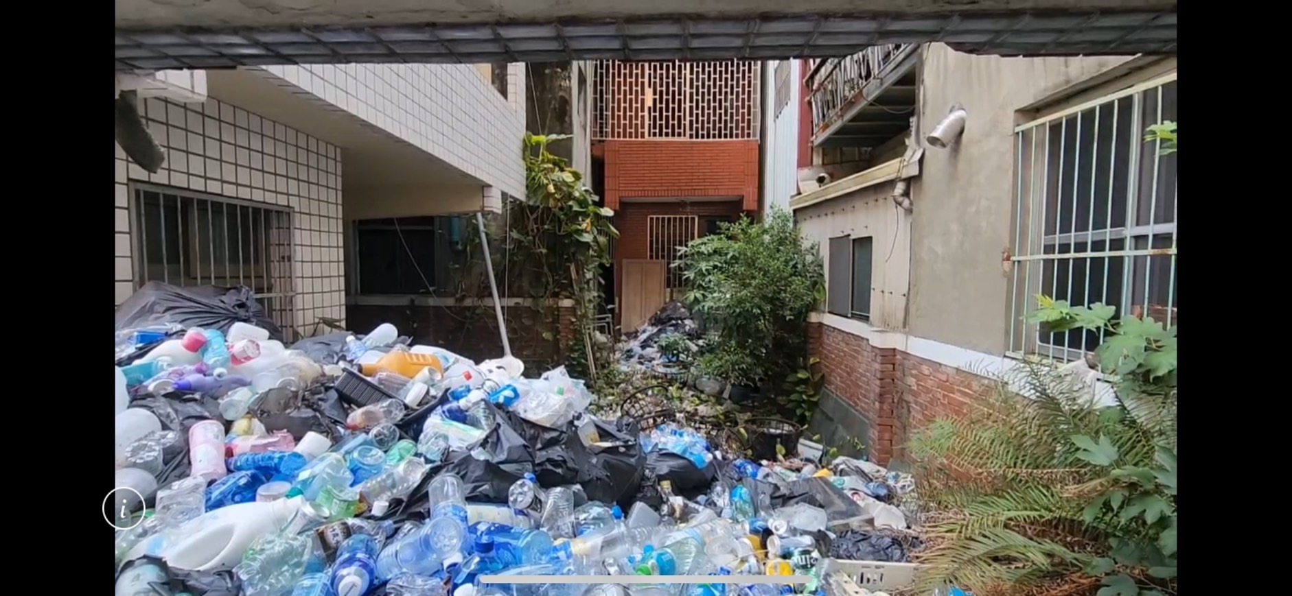 ▲彰化市中山路一處巷弄民宅前長期堆滿回收物、垃圾，環境惡臭甚至髒亂，清潔隊已張貼公告，要求在7月17日前清理完成，逾期將排定時程強制清除。（民眾提供）