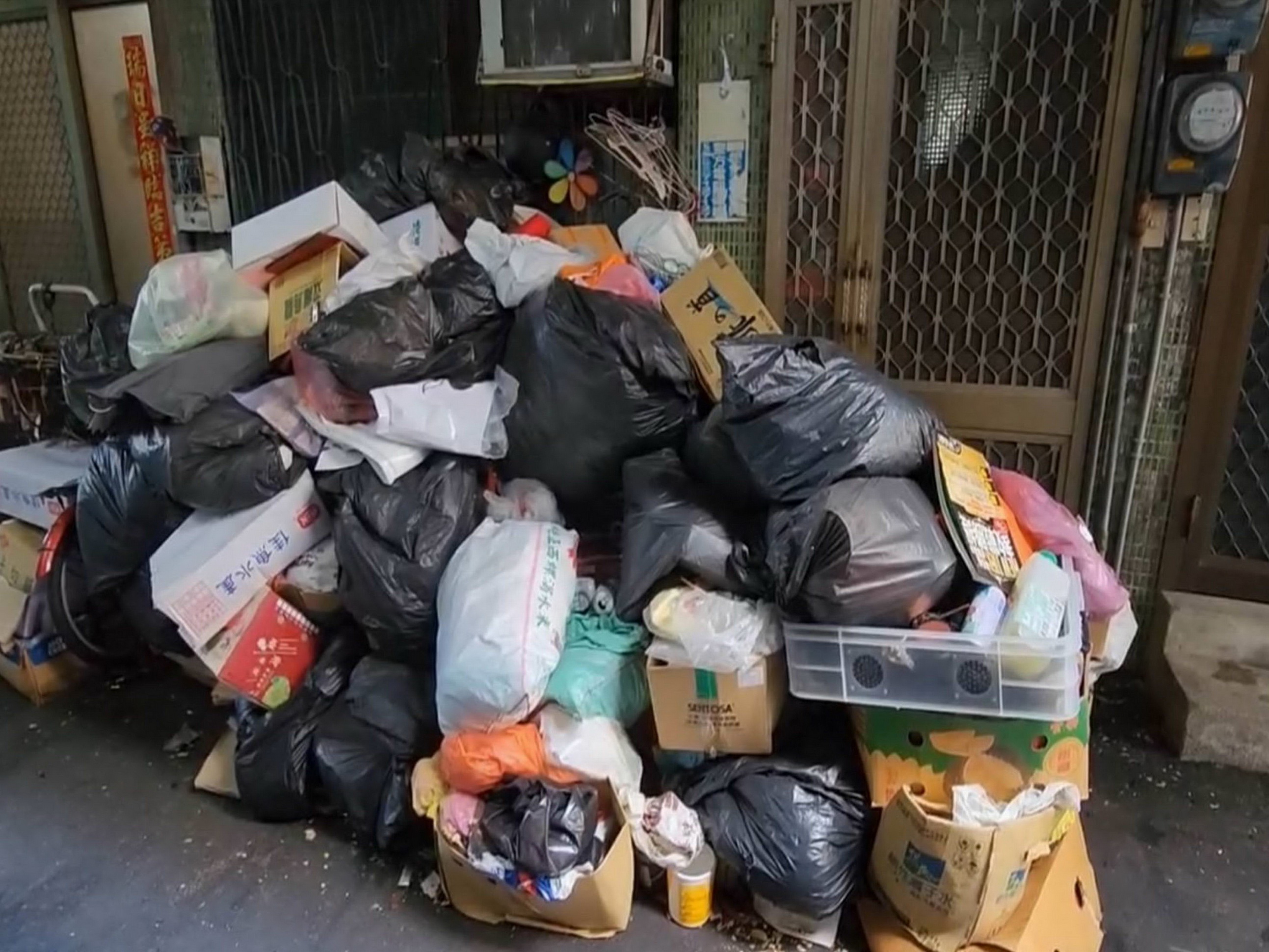 ▲彰化市中山路一處巷弄民宅前長期堆滿回收物、垃圾，環境惡臭甚至髒亂，清潔隊已張貼公告，要求在7月17日前清理完成，逾期將排定時程強制清除。（民眾提供）