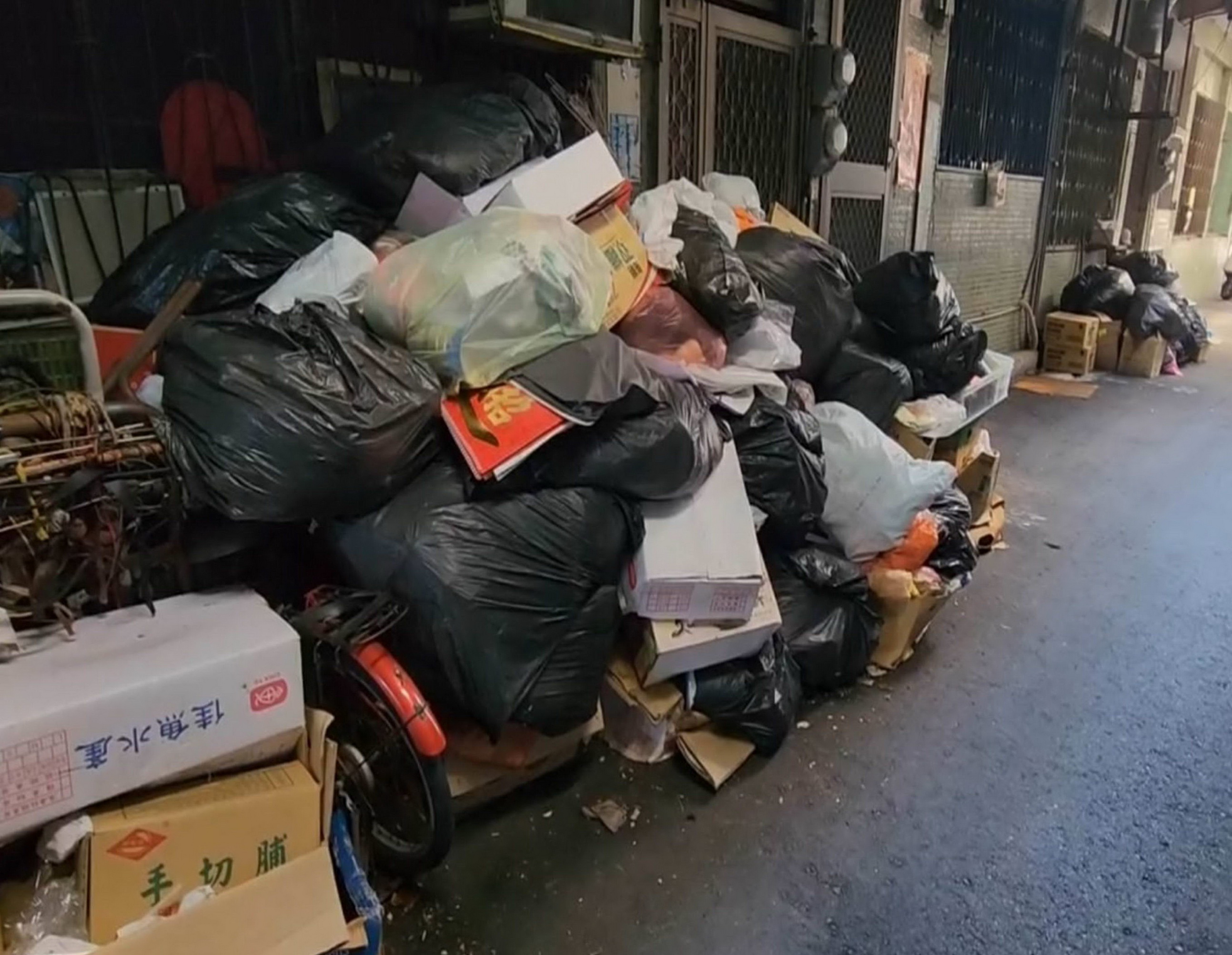 ▲彰化市中山路一處巷弄民宅前長期堆滿回收物、垃圾，環境惡臭甚至髒亂，清潔隊已張貼公告，要求在7月17日前清理完成，逾期將排定時程強制清除。（民眾提供）