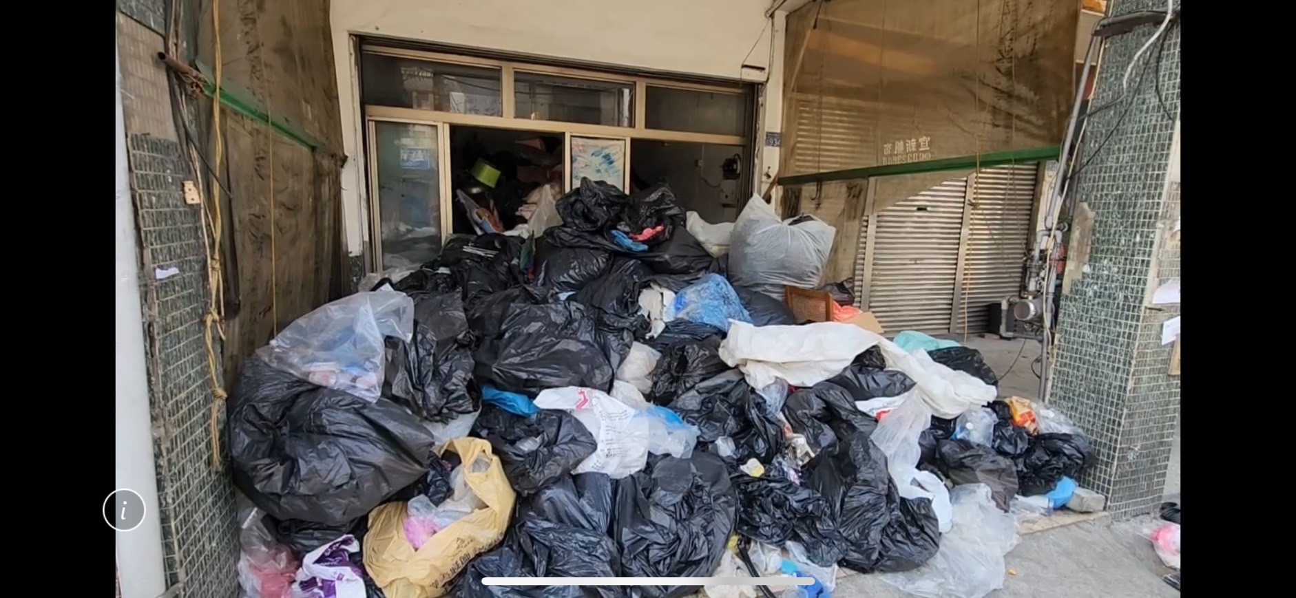 ▲彰化市中山路一處巷弄民宅前長期堆滿回收物、垃圾，環境惡臭甚至髒亂，清潔隊已張貼公告，要求在7月17日前清理完成，逾期將排定時程強制清除。（民眾提供）