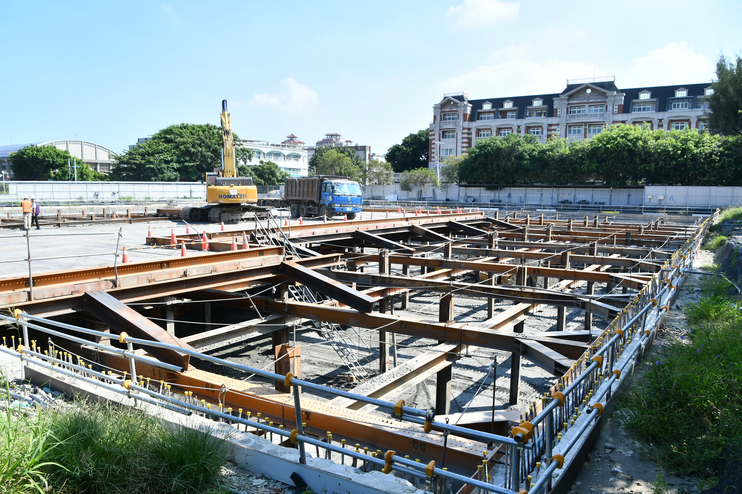 ▲彰化縣長王惠美率隊視察鹿港洛津國小地下停車場兼蓄洪池工程進度，工程進度超前4.6％，預訂可趕在明年3月完工。（記者張溎壕攝）