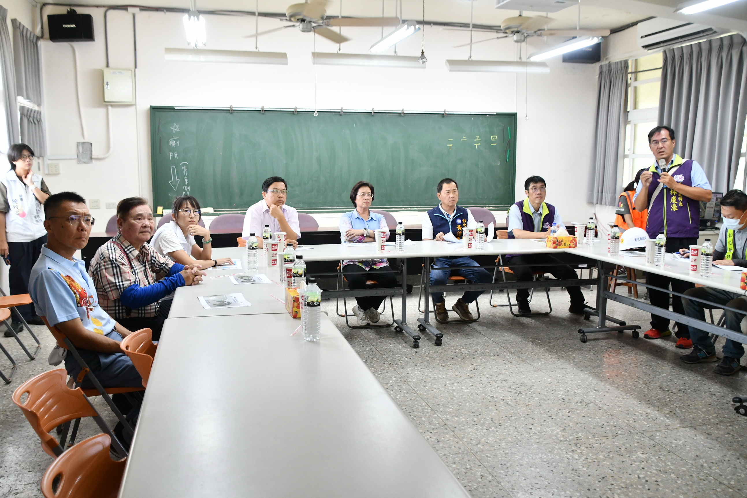 ▲彰化縣長王惠美率隊視察鹿港洛津國小地下停車場兼蓄洪池工程進度，工程進度超前4.6％，預訂可趕在明年3月完工。（記者張溎壕攝）