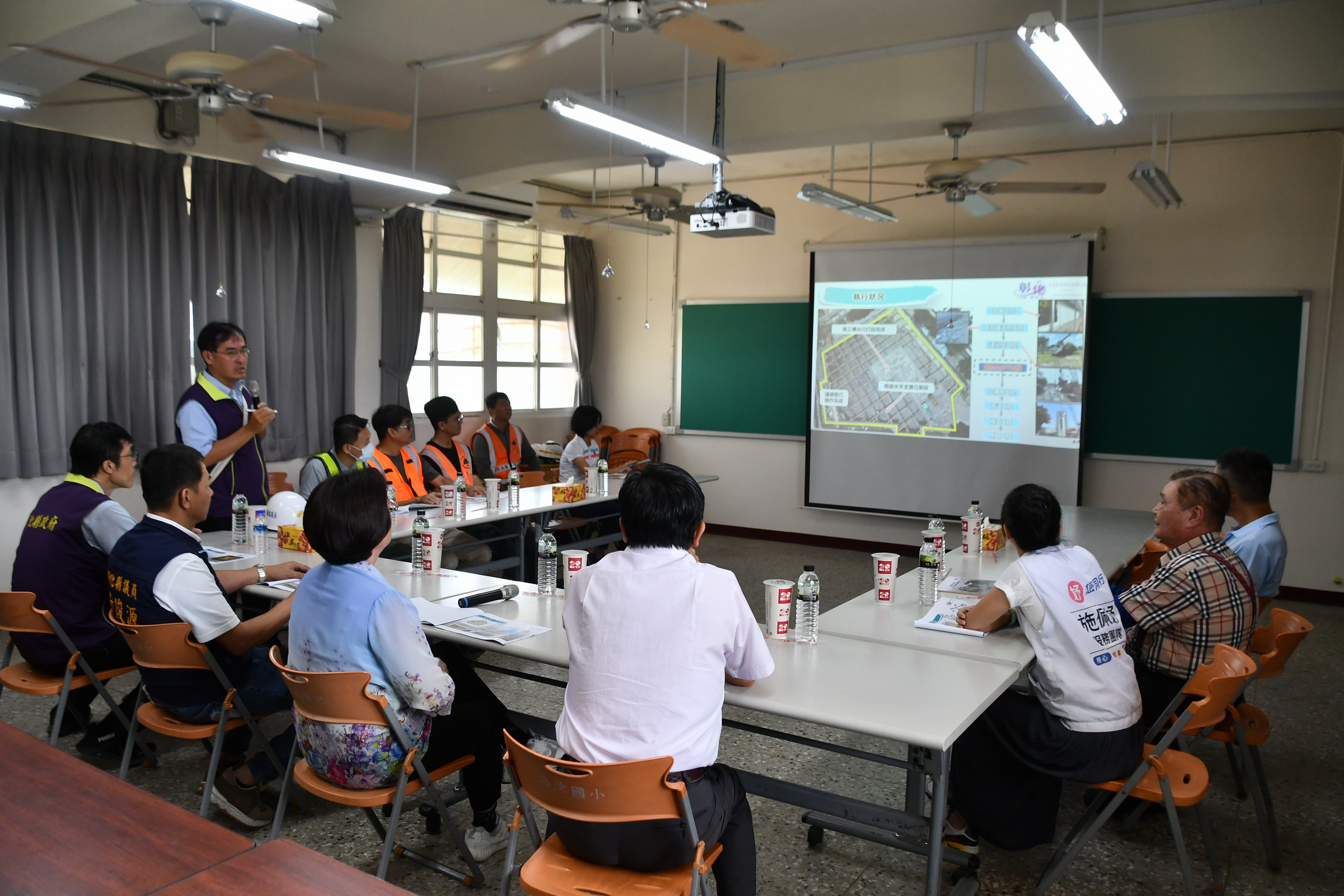 ▲彰化縣長王惠美率隊視察鹿港洛津國小地下停車場兼蓄洪池工程進度，工程進度超前4.6％，預訂可趕在明年3月完工。（記者張溎壕攝）