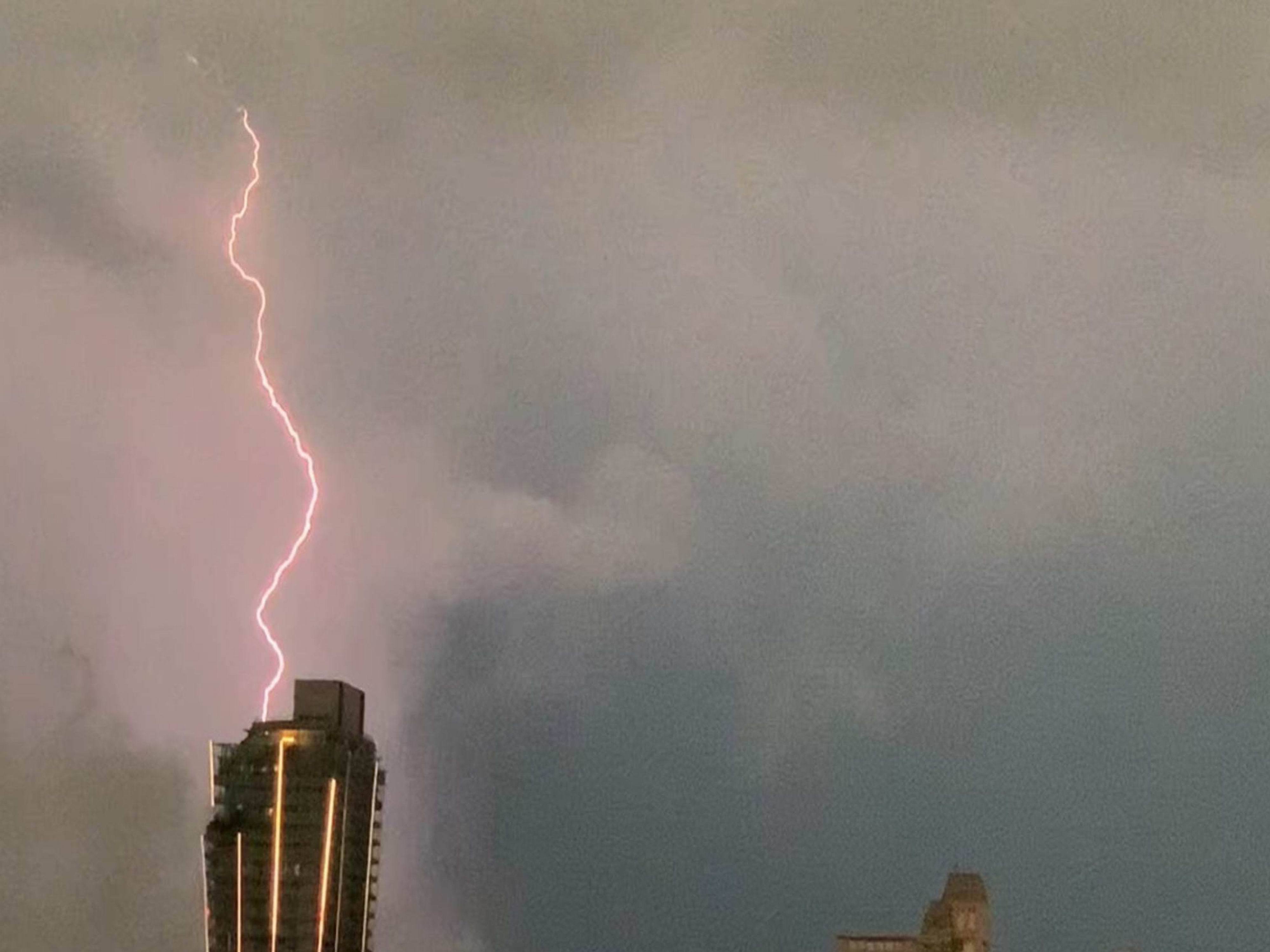 ▲中部上空今晚閃電加上轟隆的雷聲，每一道閃電都像是天空中的煙火，讓人不由得驚呼：「雷神發威了！」。（民眾提供）