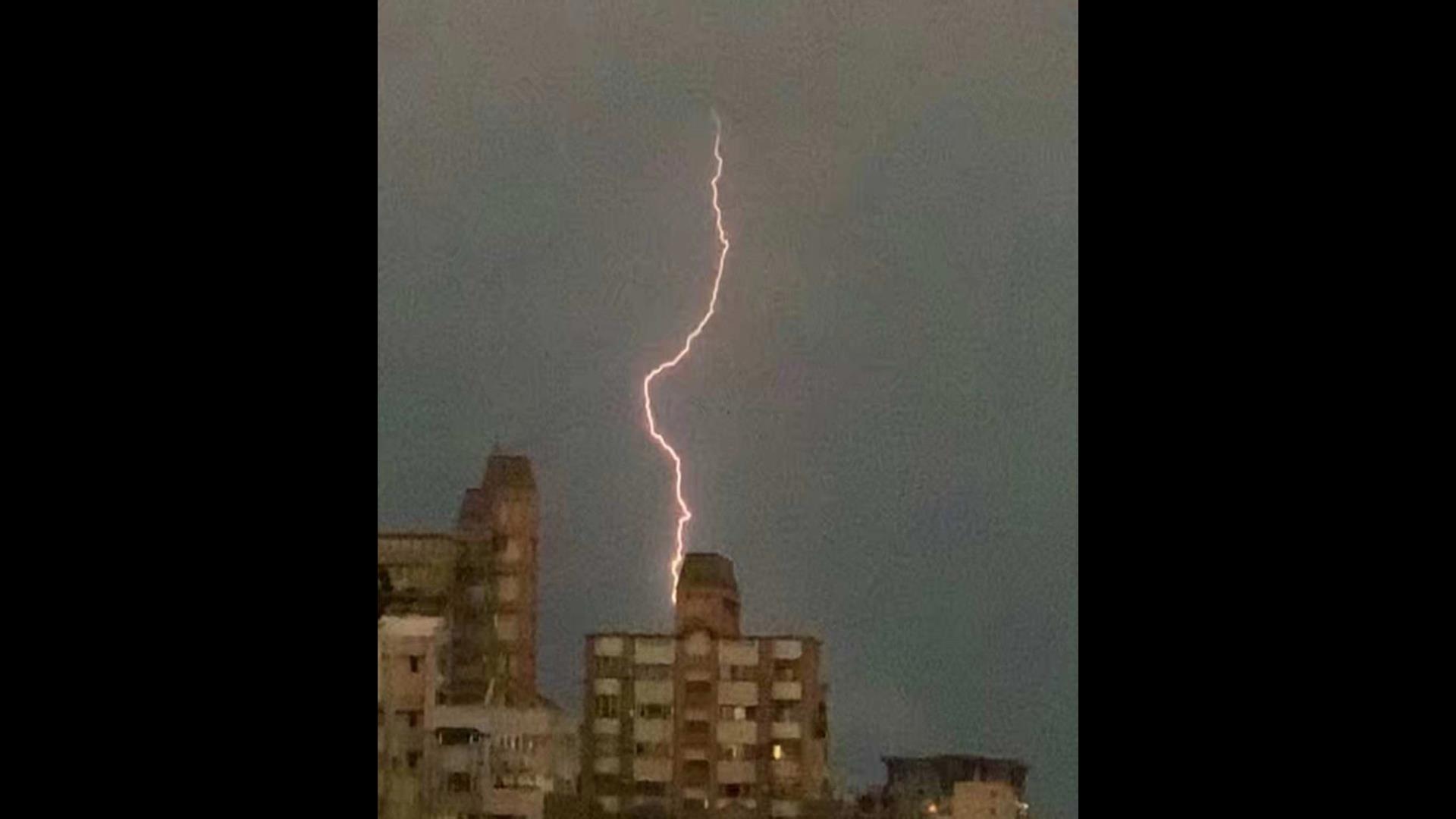 ▲中部上空今晚閃電加上轟隆的雷聲，每一道閃電都像是天空中的煙火，讓人不由得驚呼：「雷神發威了！」。（民眾提供）
