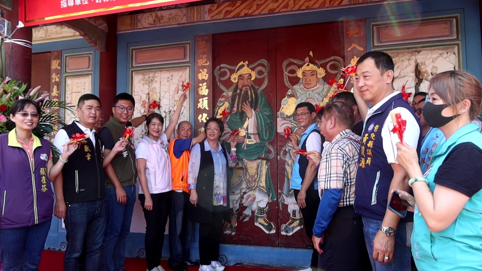 ▲鹿港地藏王廟長期受環境、油煙影響,逐漸出現缺角、龜裂、褪色及汙損等現象,彰化縣政府辦理彩繪施作開工儀式。(記者張溎壕攝)