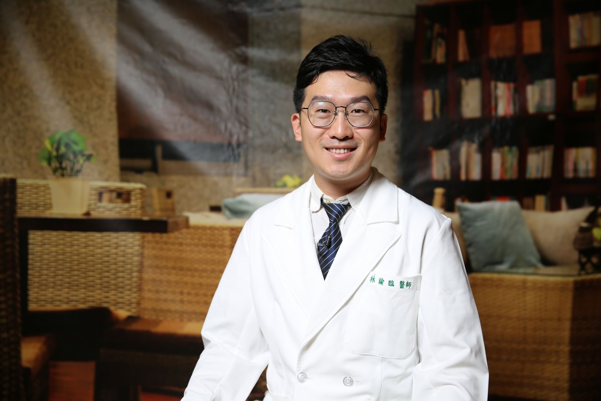 花蓮慈濟醫院中醫部林諭臨醫師分享,透過按摩陽陵泉穴可以調理膽經、振奮肝氣,令人心情愉悅,所以,陽陵泉穴被古代醫家形容為人體上的「高興穴」。