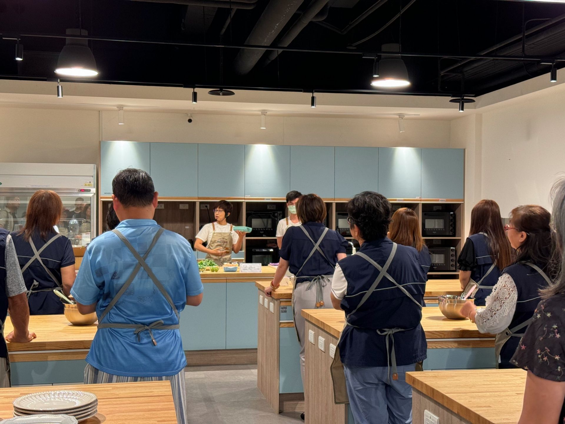 里長們化身為「總鋪師」,DIY蔬食版的鮪魚蛋沙拉。