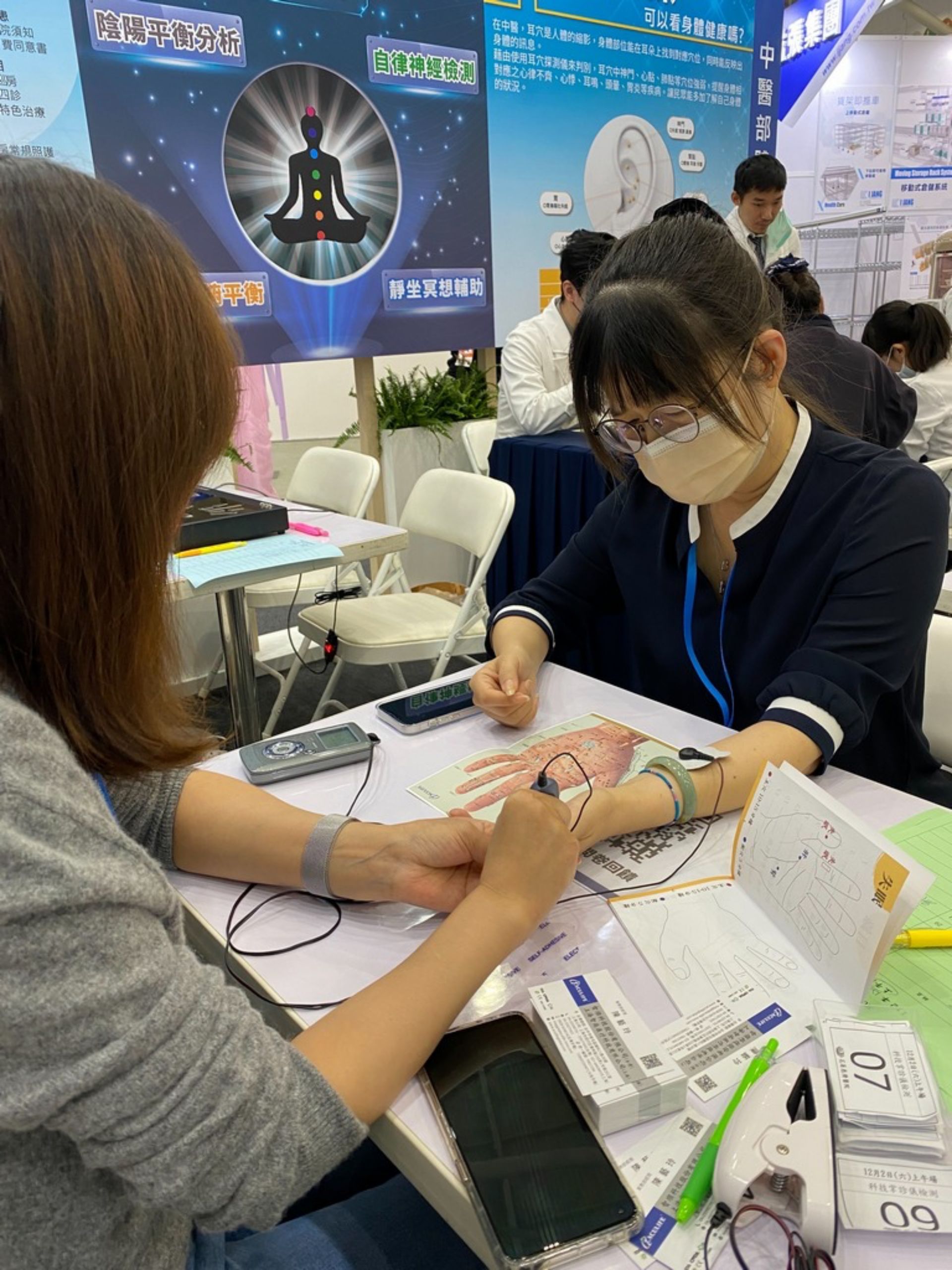 很受民眾喜愛的中醫部「氣場能量大解密」體驗,連續三天都有中醫部醫師在現場輪值服務。