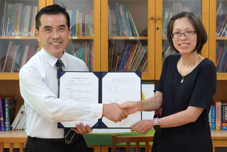 ▲大葉大學外語學院李美麗副院長(右)與忠欣股份有限公司徐一致經理(左)代表雙方簽約。（大葉大學提供）