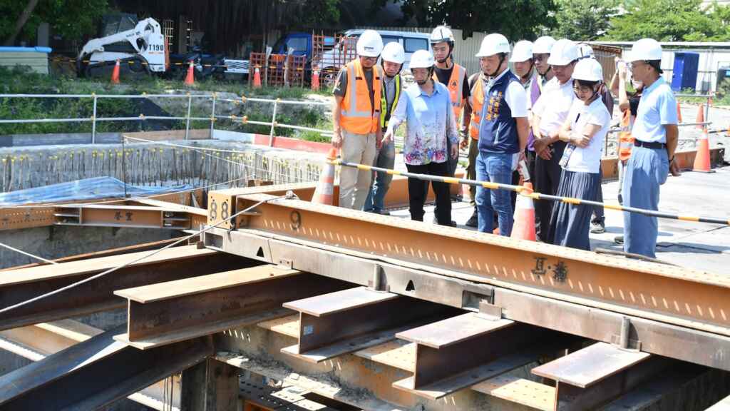▲彰化縣長王惠美關心鹿港洛津國小地下停車場兼蓄洪池工程進度,今天上午前往視察,由縣府工務處進行簡報,簡報說明目前進度超前4.6%,預計在114年3月完工。(彰化縣政府提供)