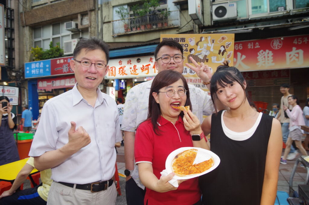 林奕華副市長品嘗臺北夜市美食