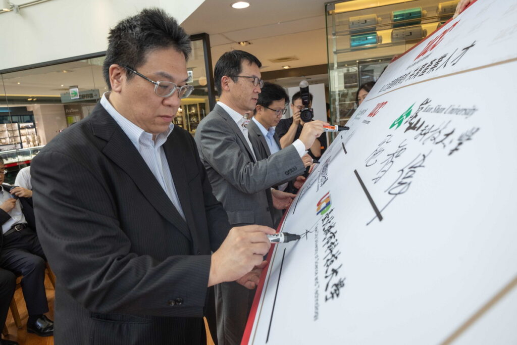 UCC台灣分公司系山英二總經理(中)與各校代表共同簽署MOU