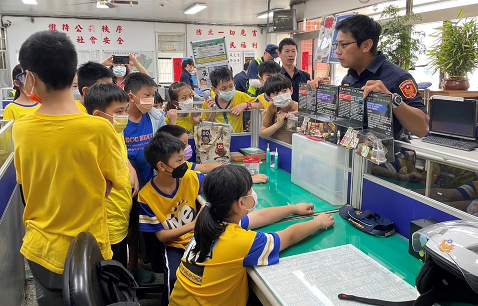 ▲圖說:員警展示仿真新興毒品盒,揭開毒品上癮的真相 (圖/台中市政府 提供)