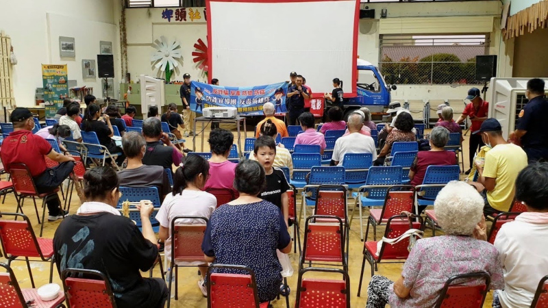 你家門前放電影! 西螺警交安、反詐騙宣導
