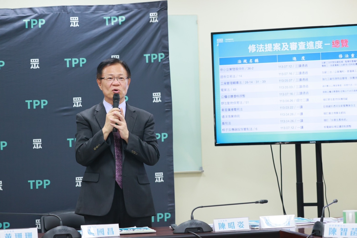 張啓楷說，關於大家最在意的《電業法》，百姓對電價、核電和光電弊案有許多疑問，但政府不回應不溝通，所以民眾黨5/3提出自己版本。(圖／民眾黨立院黨團)