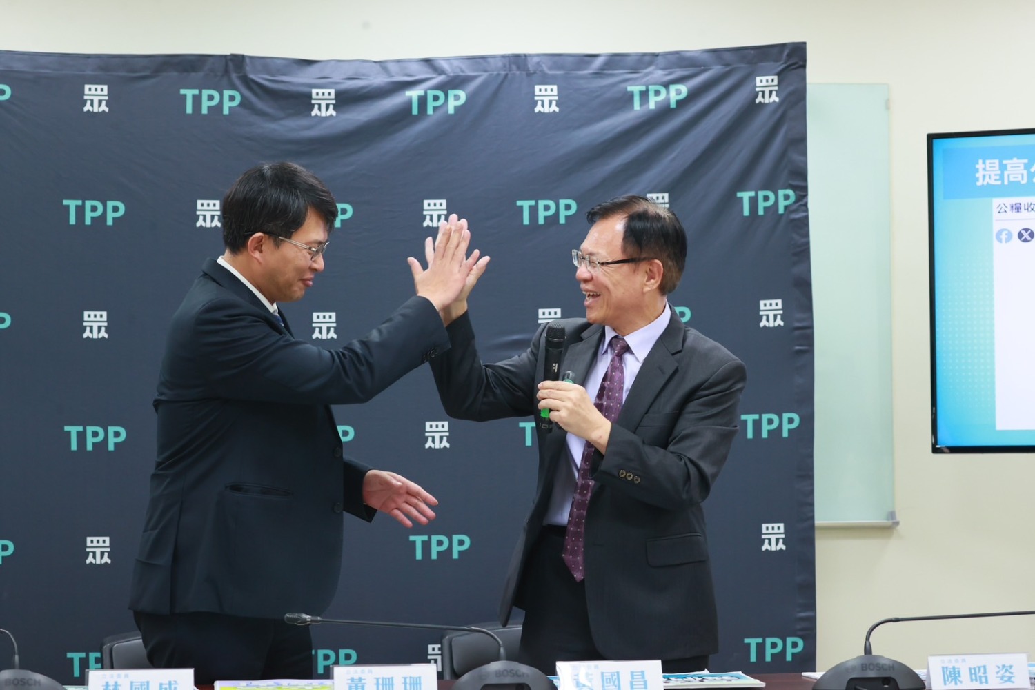 相得益彰！民眾黨立院黨團總召黃國昌和立委張啟楷互相擊掌，互相打氣展現深厚革命情感。(圖／民眾黨立院黨團)