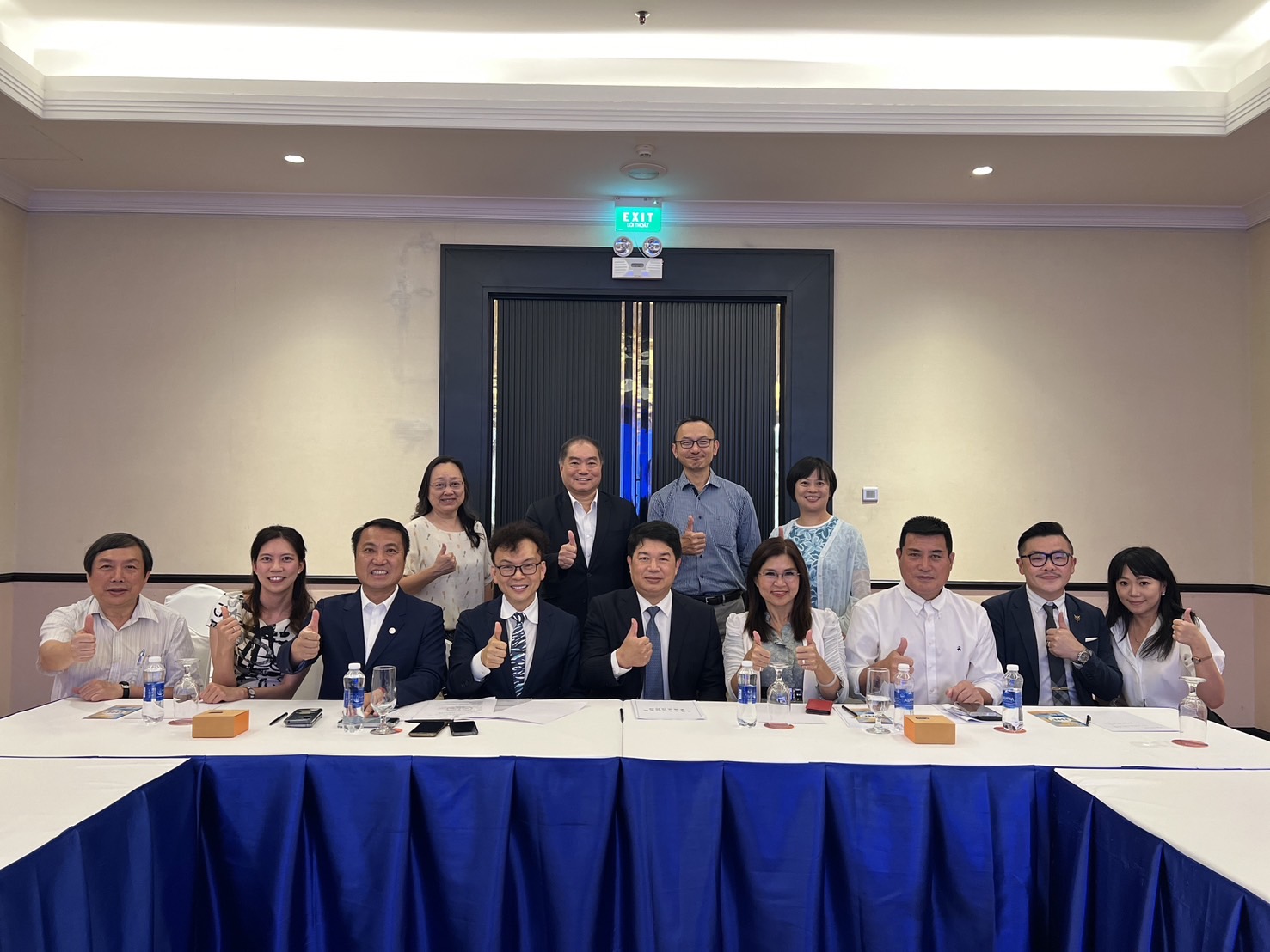 國民黨平地原住民立委黃仁、涂權吉、鄭正鈐與民眾黨立委麥玉珍等一行抵胡志明市與陽明交通大學訪問團進行座談。(圖/鄭正鈐國會辦公室)