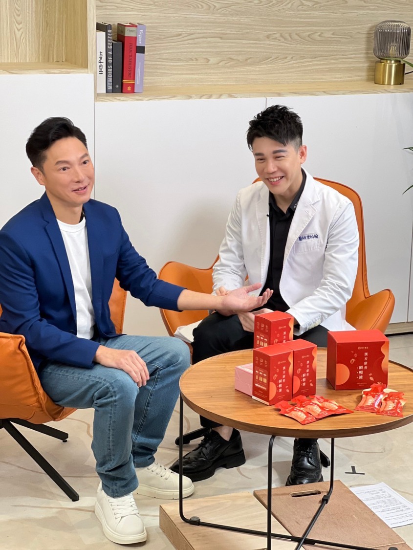 中醫師曾柏翰為謝祖武把脈診斷,提醒他火氣大,要注意排便問題。(圖/品牌提供)