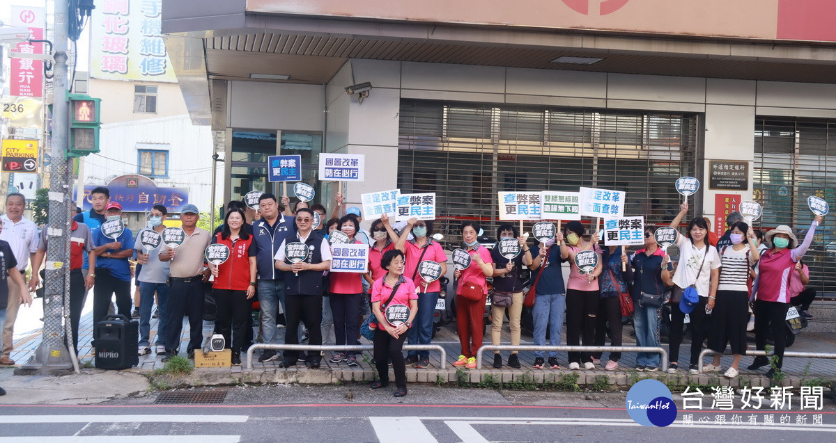 國民黨發起讓陽光照進國會，南投場一早進行街頭宣講。（記者扶小萍攝）