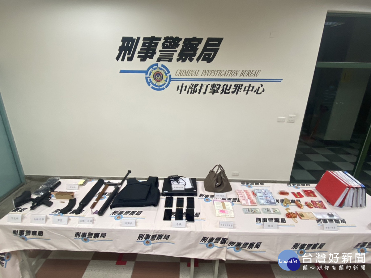 檢警查扣長槍子彈、長槍彈夾、斧頭、開山刀、防彈衣、球棒、新臺幣56萬8,500元、美金10萬6,100元、黃金35兩、白金5兩、金項鍊、鑽石、精品手提包等物/檢方提供