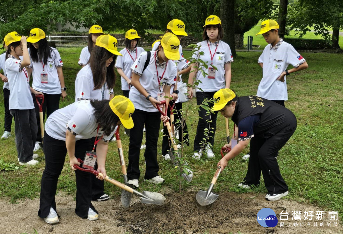 吳淑敏代表和參訪團學生在津山市公園植樹紀念。圖／彰化市公所提供
